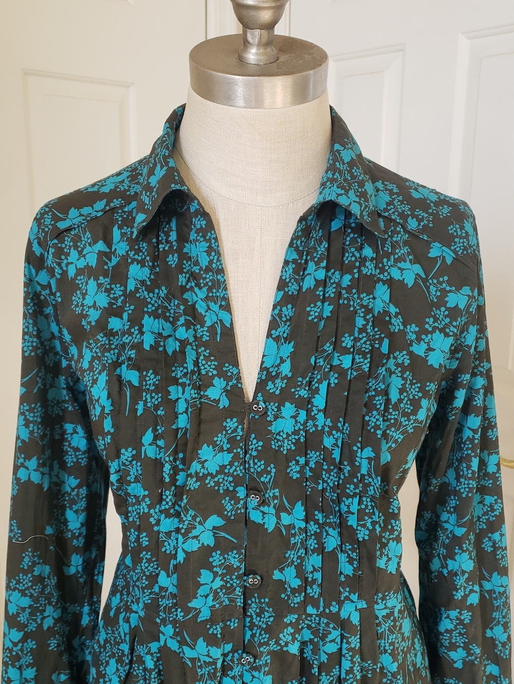 Eddie Bauer Teal Charcoal Floral Pintuck Button‑Down Shirt | Size Medium - Picture 6 of 16